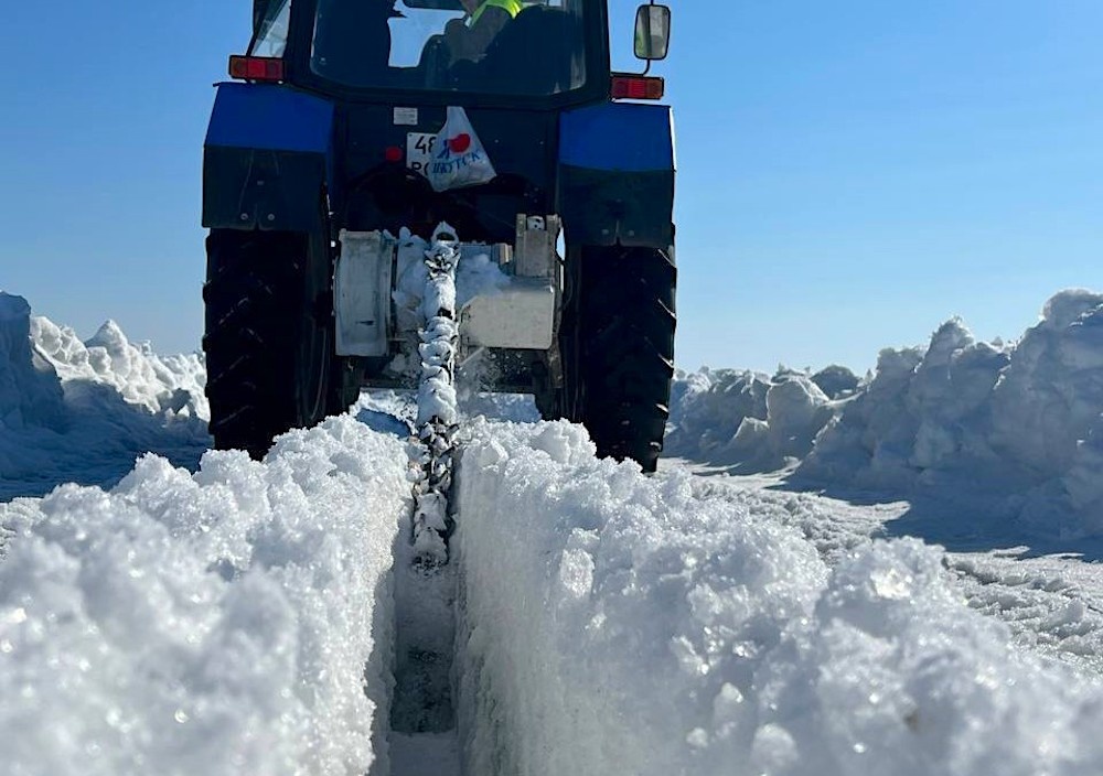 Работы по ослаблению прочности речного льда. Фото: mnr.gov.ru