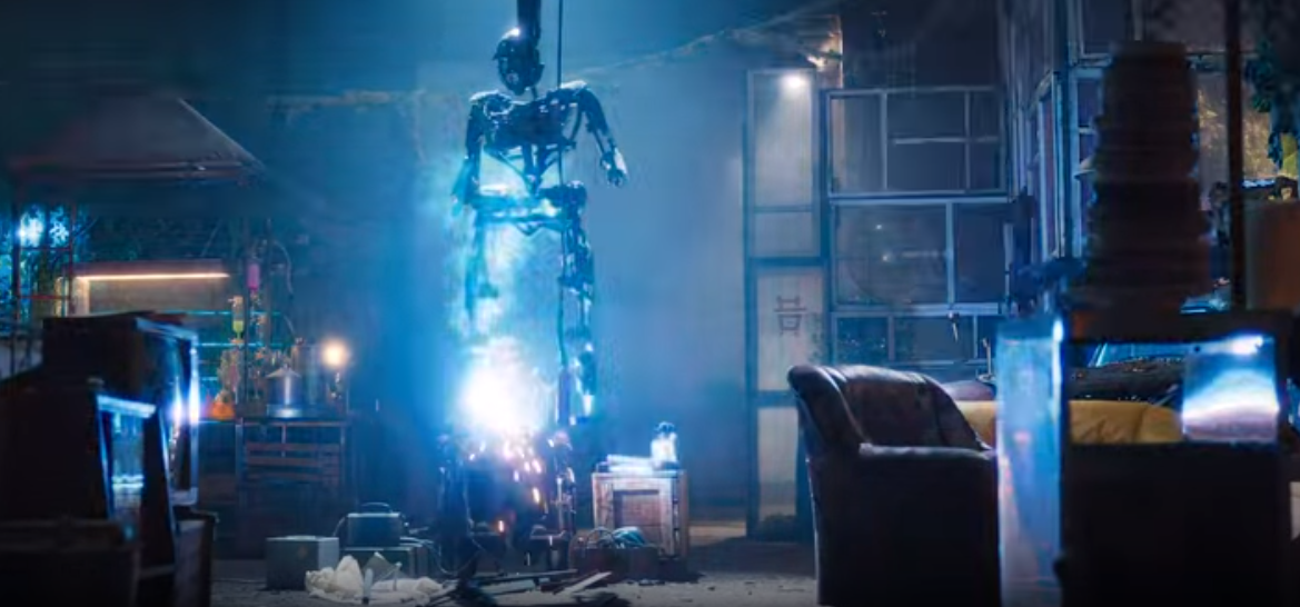 Судя по обстановке, Леон и Хлоя где живут, там и работают. Сварочные работы и предметы повседневного пользования, кресла и телевизор - всё вместе! (с) Кадр из фильма