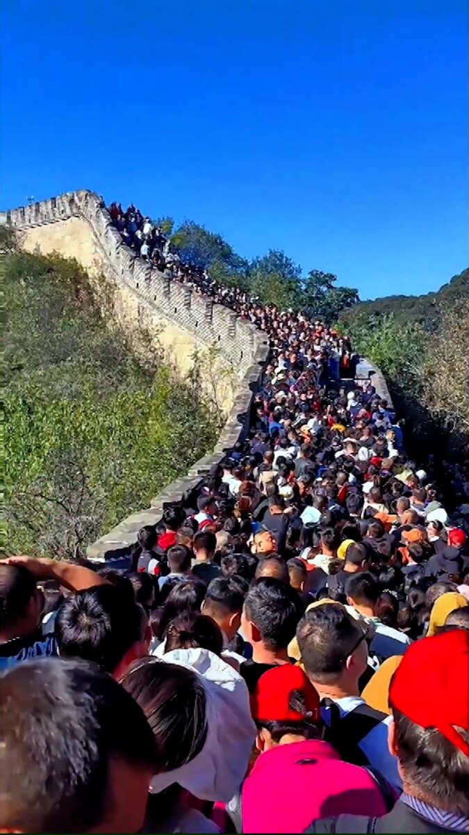 Вот так Великую Китайскую стену осматривают туристы в обычном пакетном туре...