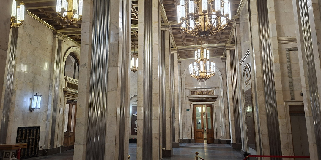 Знаменитая сталинская высотка на Красных Воротах - как она выглядит изнутри?