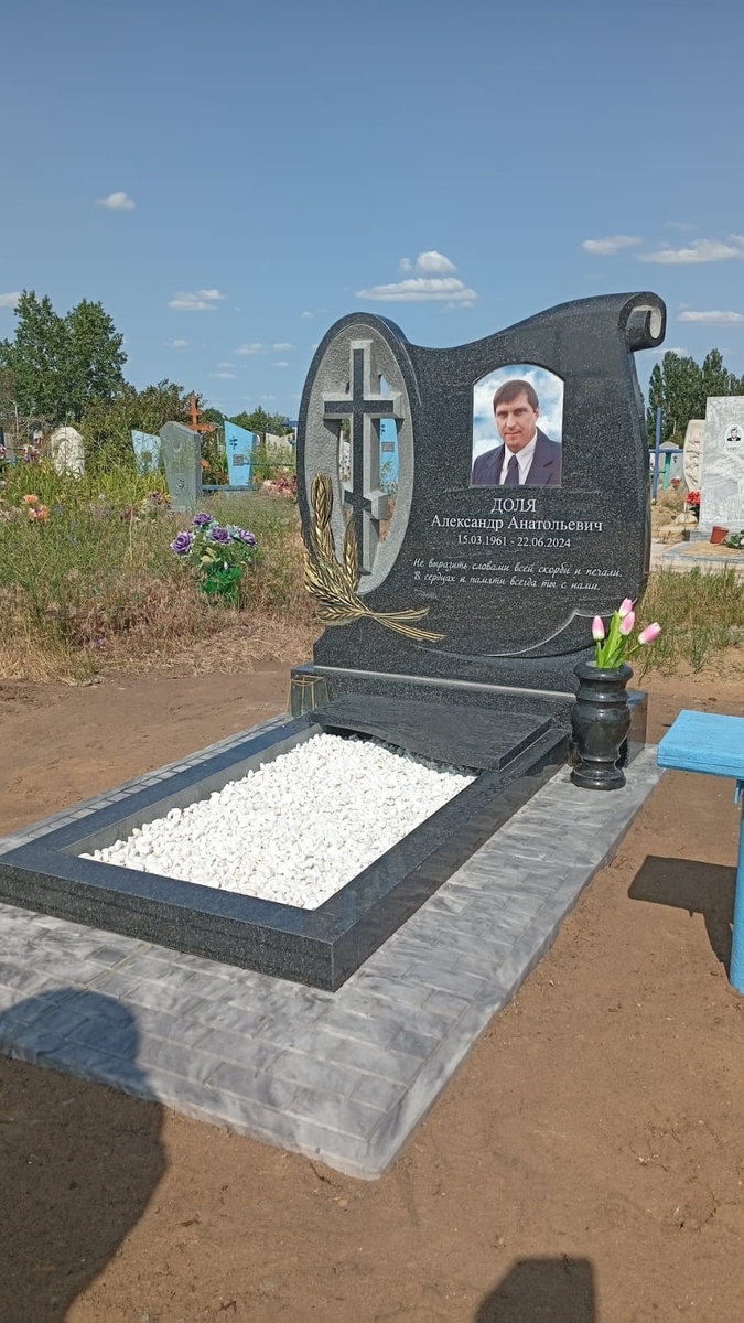 Памятник с колосками изготовлен в компании ГРАВИСТО 