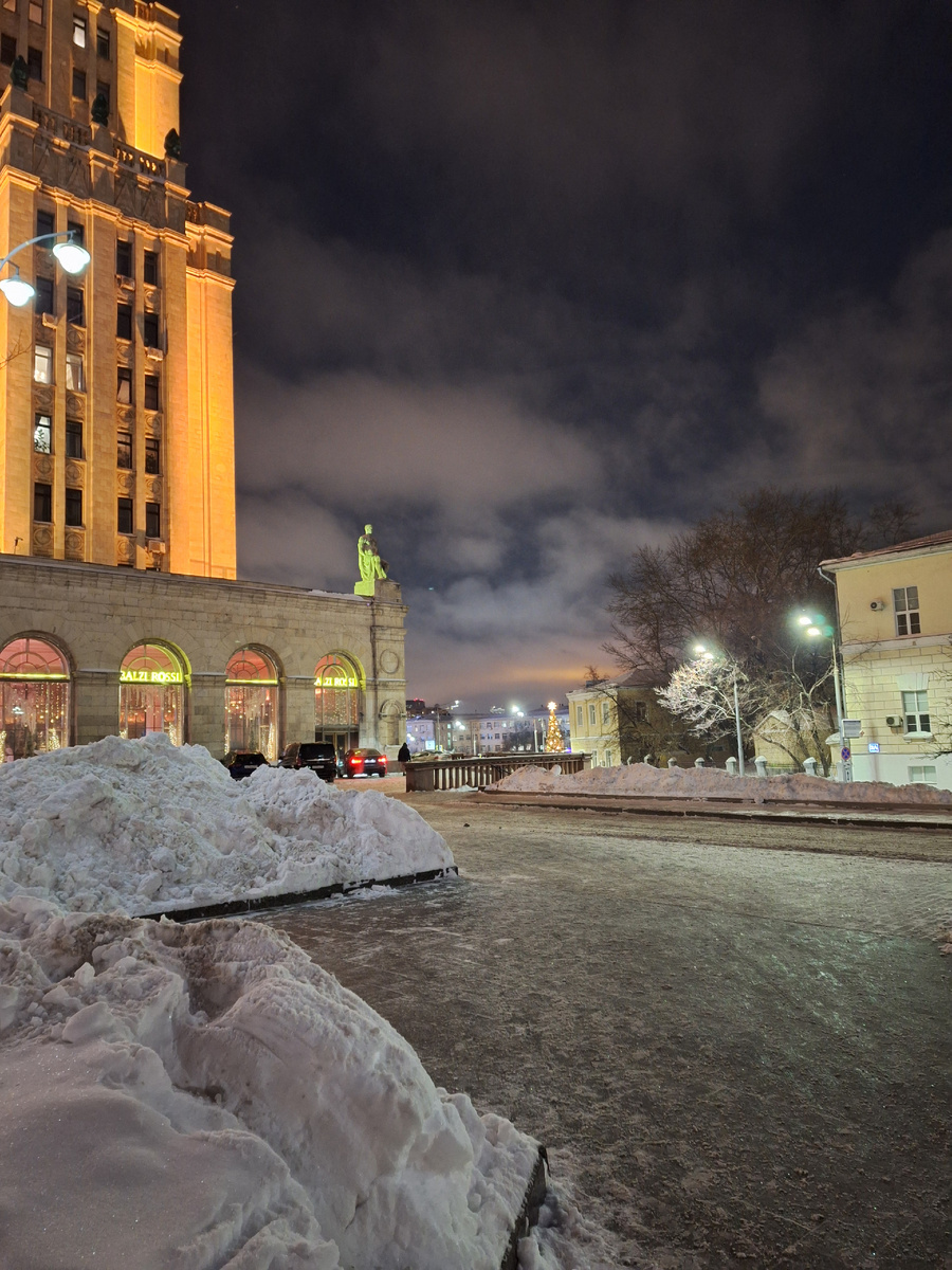 Высотка на Площади Восстания