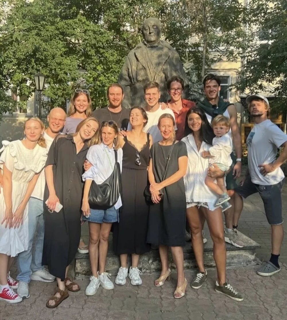 Выпускники 2013 года встретились прошлым летом (Юра и Дарья в нижнем ряду)📷
