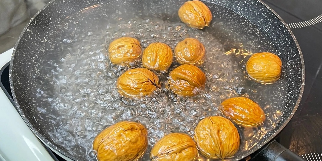 Бросаю грецкие орехи в кипяток и готовлю настоящий деликатес за копейки: так вкусно, что никаких сладостей больше не нужно