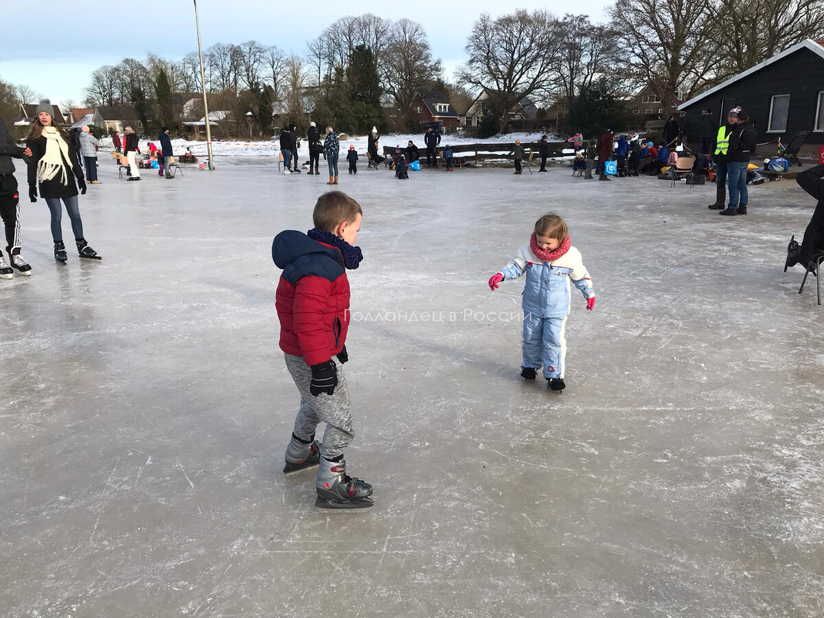 Лёд на каналах в Голландии всего несколько дней, и многие используют возможность покататься на коньках. Фото: Голландец в России