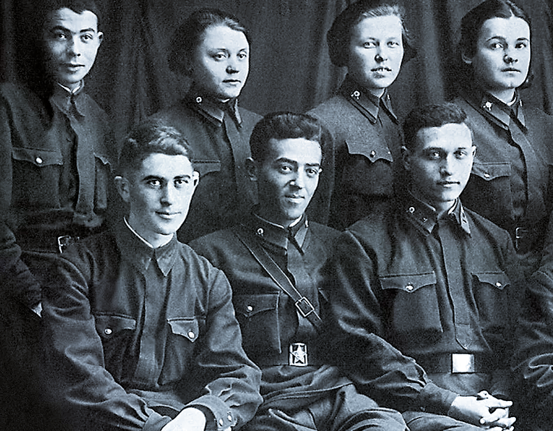 Выпускники курсов военных переводчиков (В. А. Этуш в центре), 1942 г.