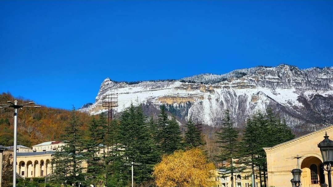 Вид на перевал Накерала и Цхраджварскую гору