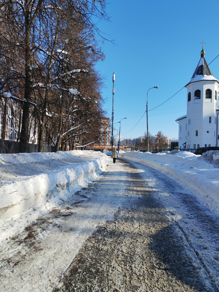 По дороге в ЦАОП. Высота сугробов в этом году просто ух) Мне приходилось по глубокому снегу добираться. Сейчас уже почистили очень хорошо.