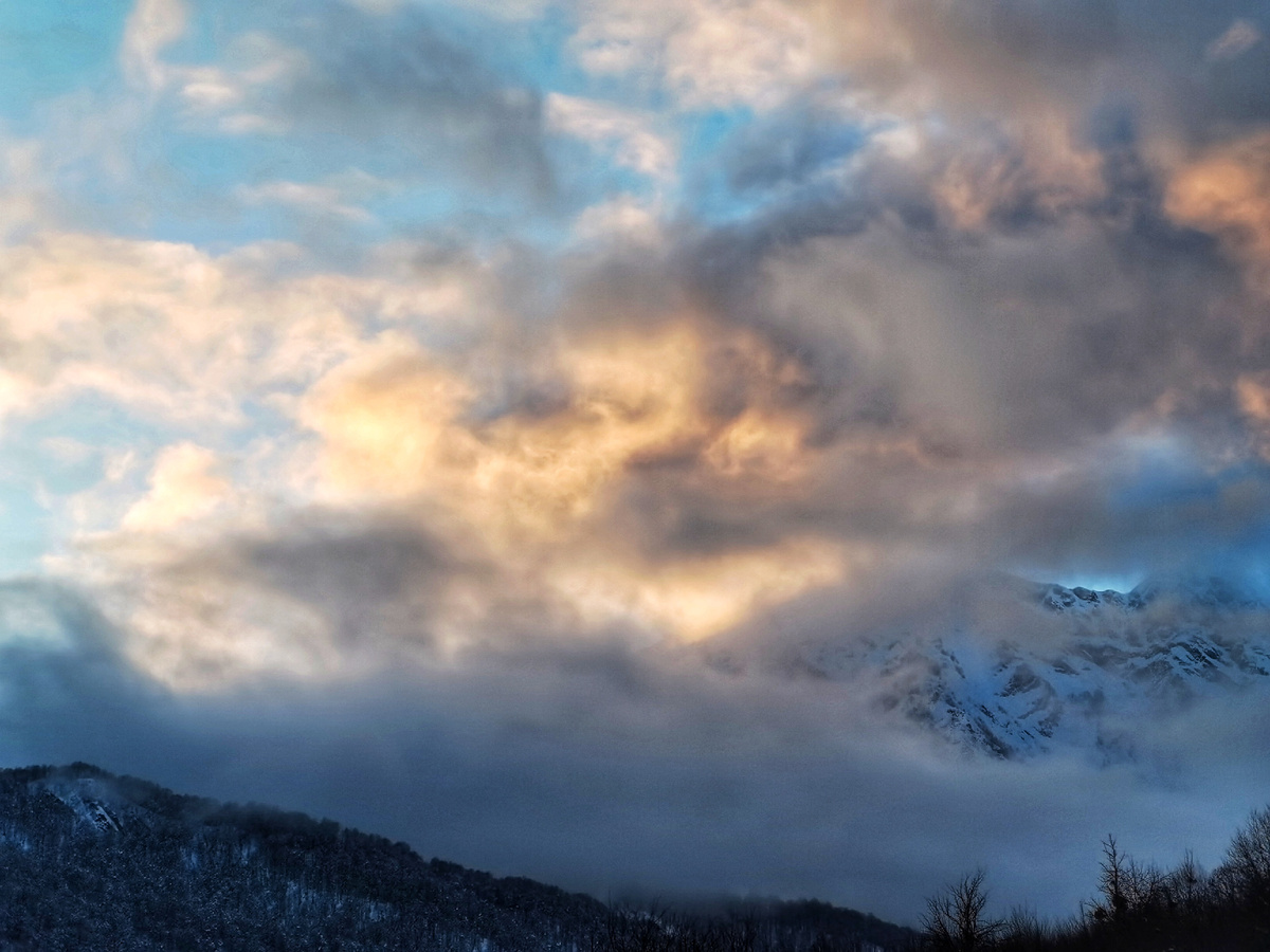 Яркие краски неба и гор...