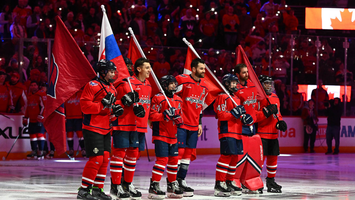    Мартин Фехервари, Том Уилсон и Логан Томпсон на церемонии перед матчем «Вашингтон» — «Нэшвилл» (4:2) 6 февраля.Imagn Images USA Today Sports