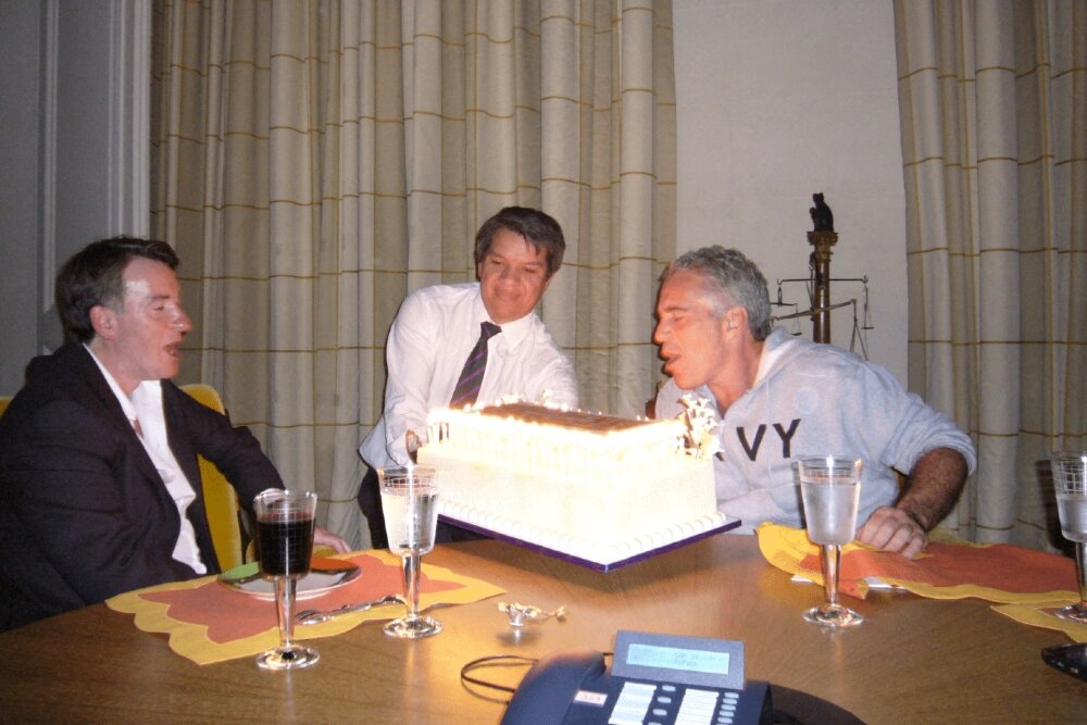    Британский политик, лорд Питер Мандельсон сидит рядом с Джеффри Эпштейном, когда тот задувает свечи на торте, на фотографии без даты, опубликованной Министерством юстиции в Вашингтоне. Фото: Reuters