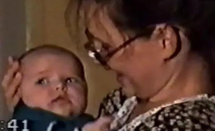 На этом снимке из домашнего архива запечатлены Ольга Синельникова с дочкой.