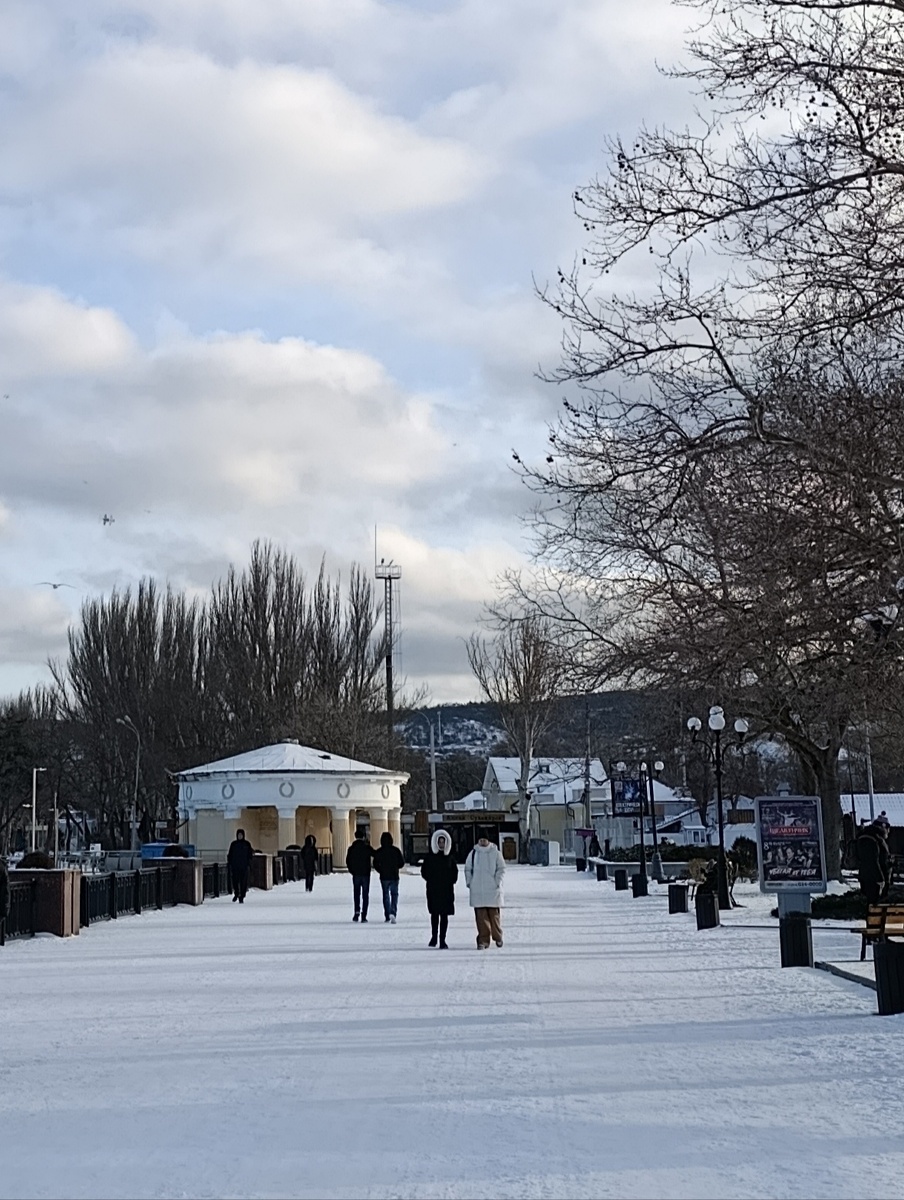 Набережная в снегу. Красиво и необычно. 