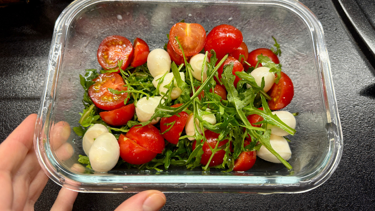 Салат с рукколой и моцарелой. Обычно беру без лактозную. Фото автора. 