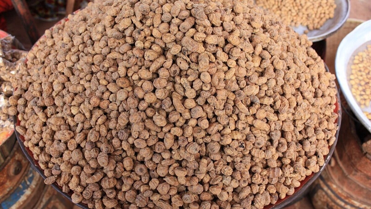    клубни чуфы   freepik.com