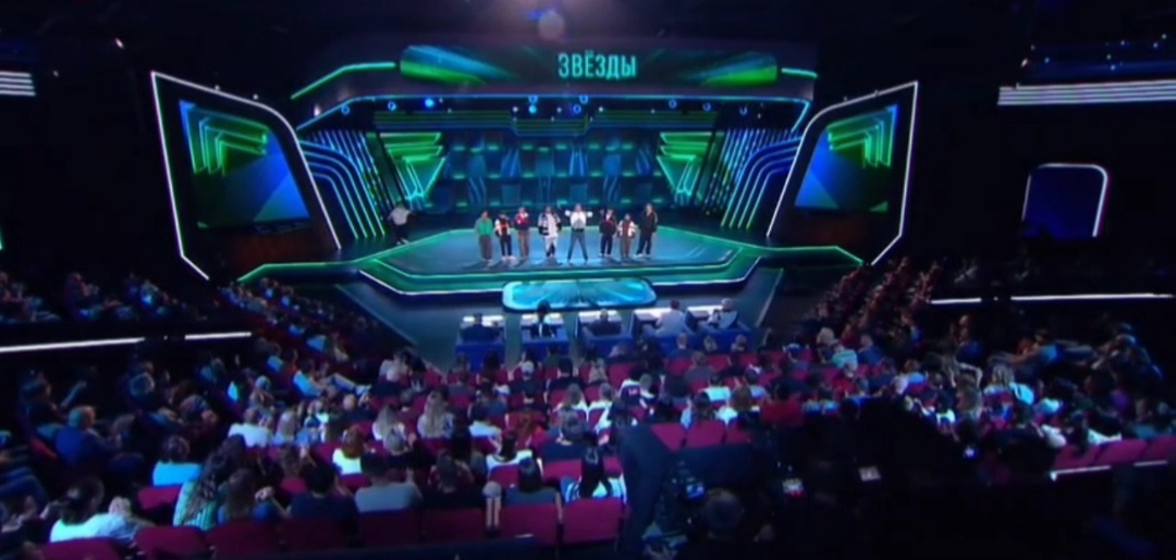 В этом огромном зале были представлены пародии на заслуженного артиста России.