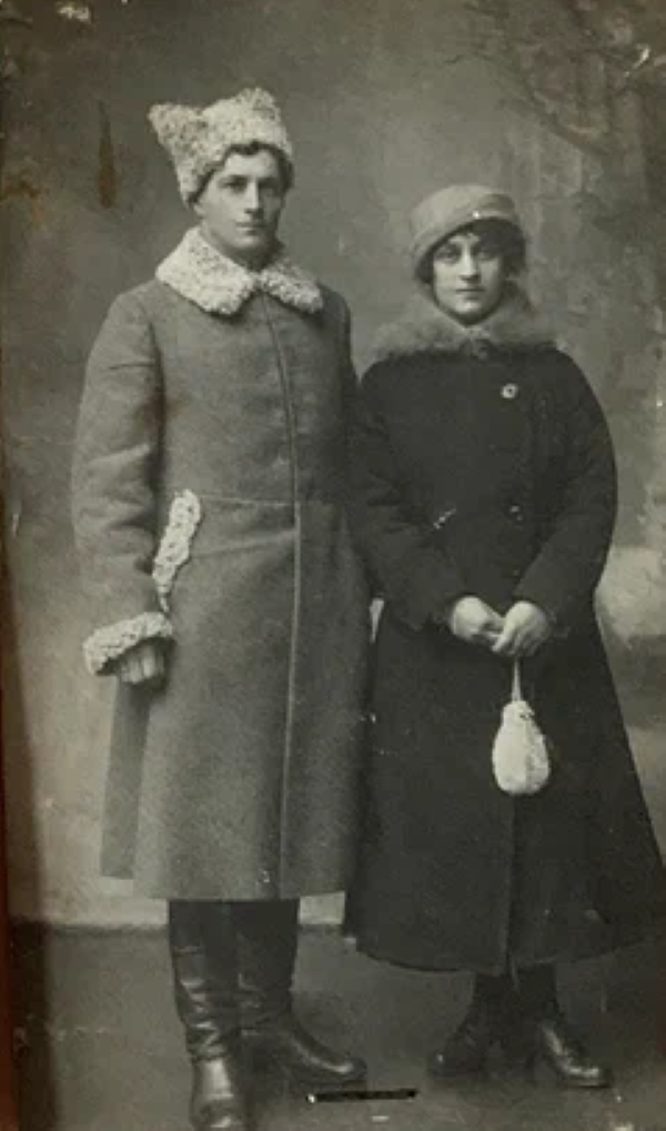 Женя с братом Виктором. 1919 год.