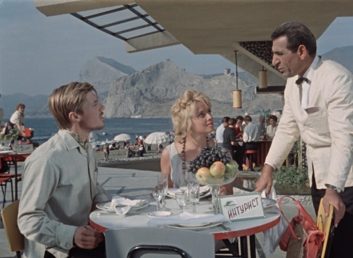 Генрих Оганесян в роли официанта. 