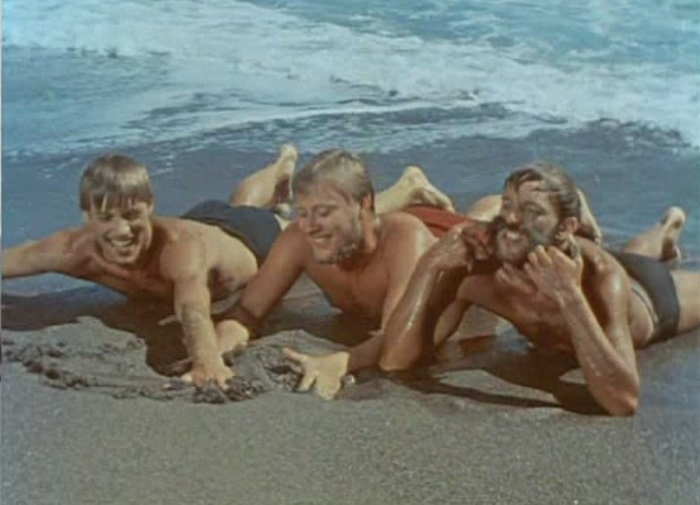 Актерам дали задание - загорать. 