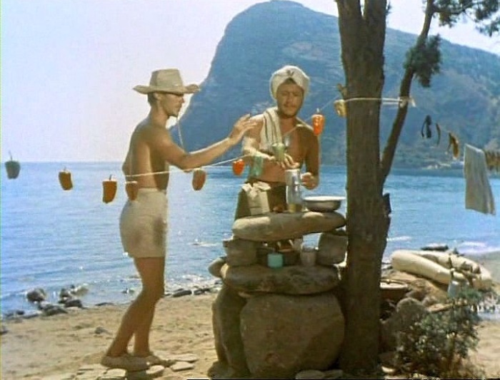 Актерам приходилось ходить в шортах. 