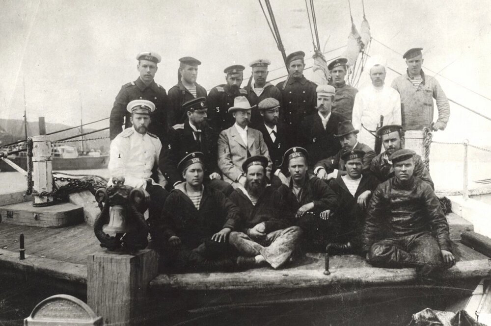    Участники экспедиции перед отплытием. Колчак третий слева в верхнем ряду. Фото: Commons.wikimedia.org
