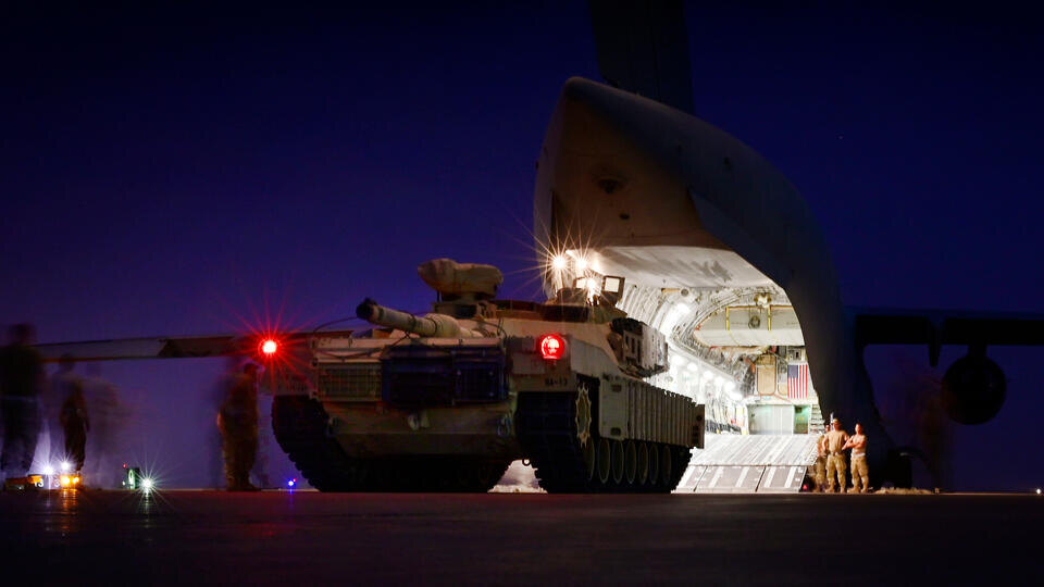     Bloomberg: США намерены оштрафовать подрядчиков за задержки поставок Украине www.globallookpress.com/Master Sgt. Matthew Plew