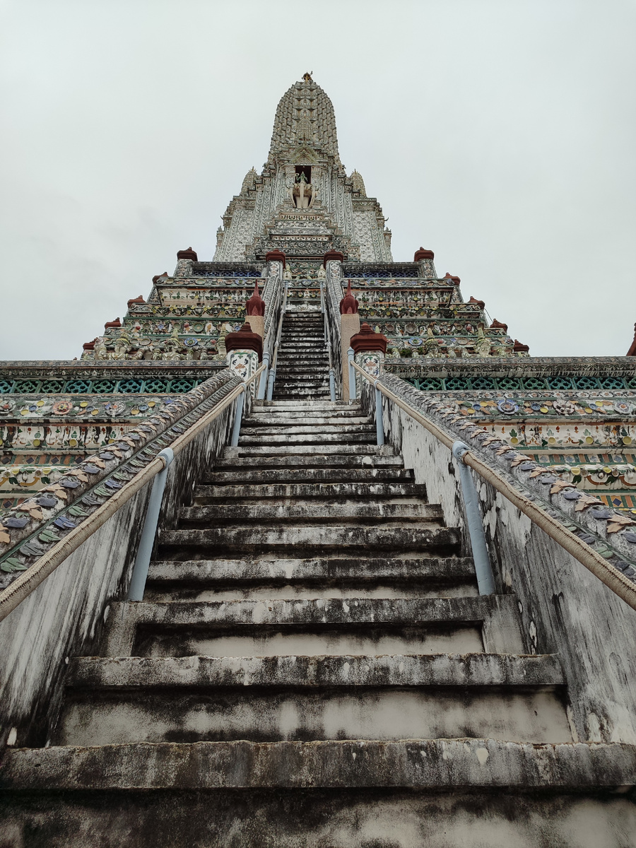 В главный шпиль храма нельзя войти - у него просто нет внутренних помещений. Зато с его ступеней получится сделать несколько отличных фото! 