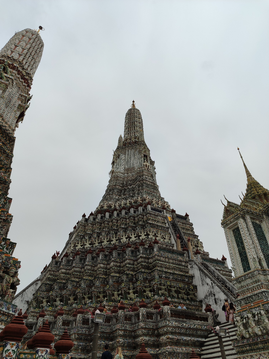 Гигантская центральная башня храма Ват Арун целиком облицована китайским фарфором. 