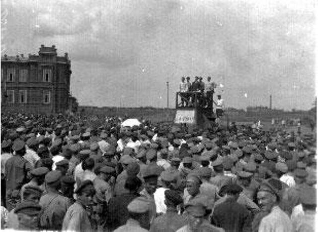 Митинг в г.Аткарске, 1919. Выступает  Михаил Калинин
