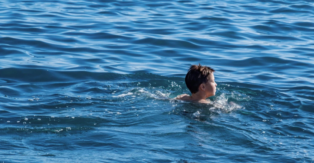 13-летний подросток плыл четыре часа, чтобы спасти маму, брата и сестру, которых унесло в океан