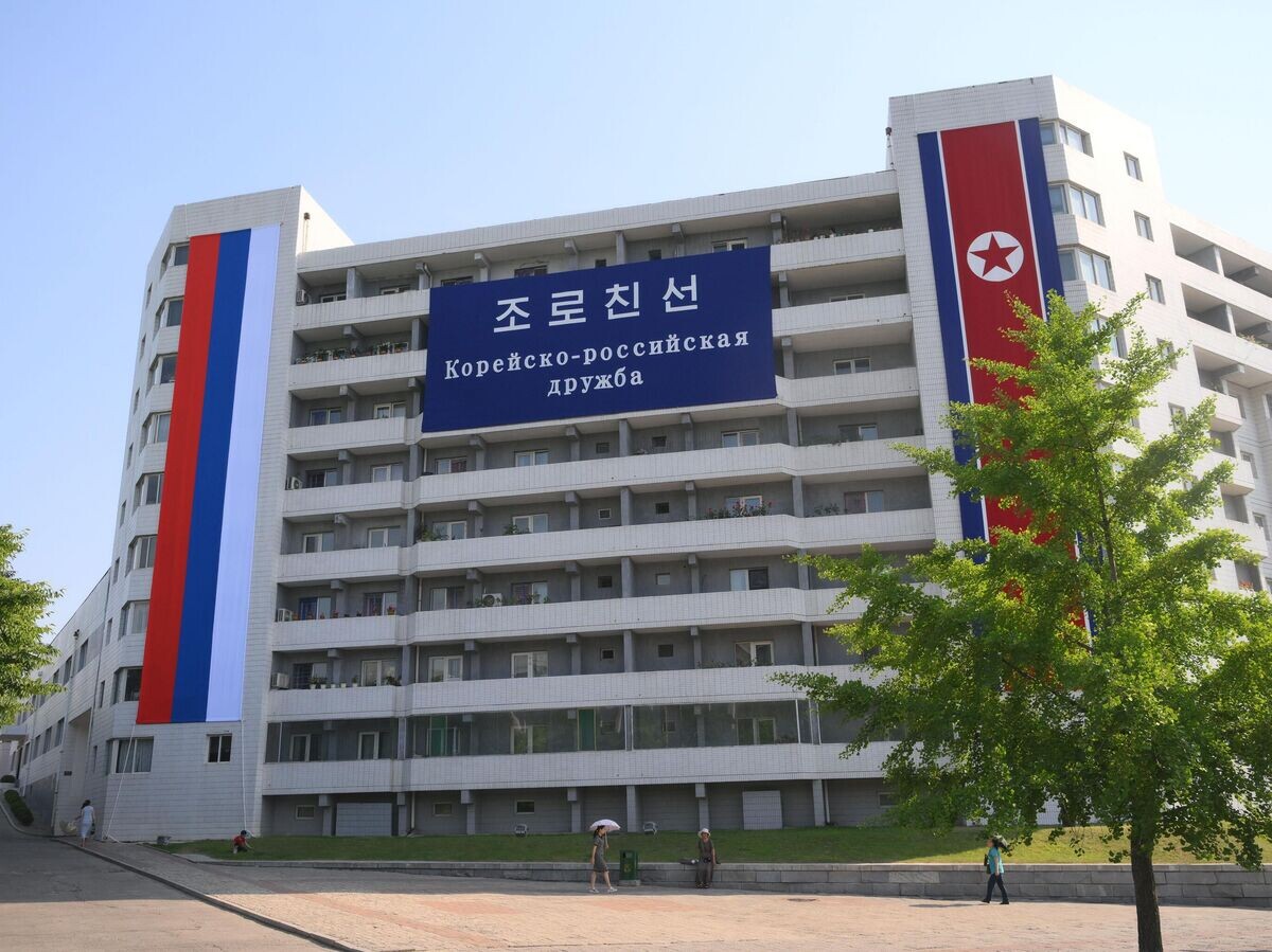    Флаги КНДР и России на здании в Пхеньяне | © РИА Новости / Кристина Кормилицына