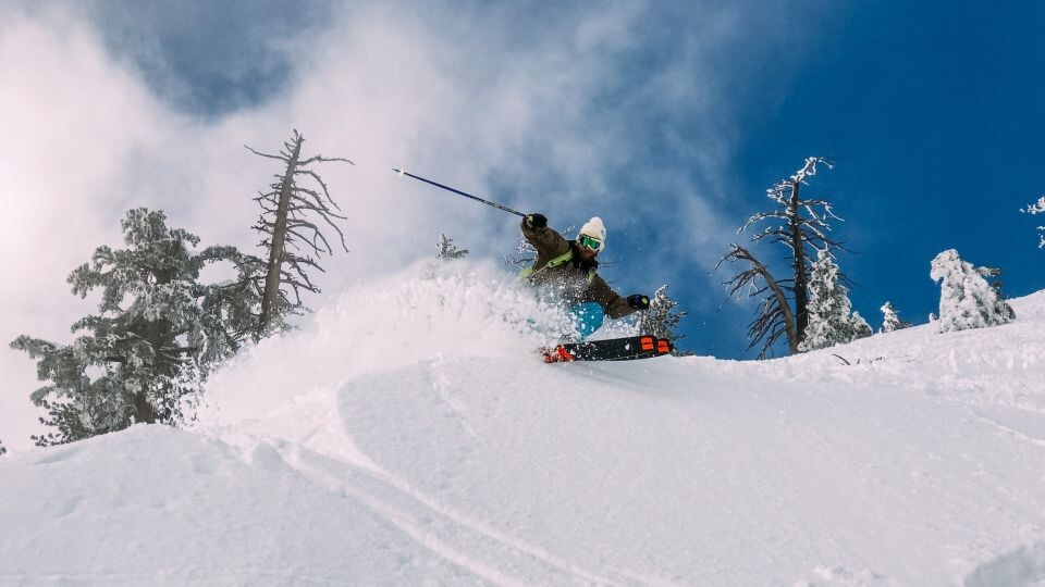    Горные лыжи. Источник: unsplash.com