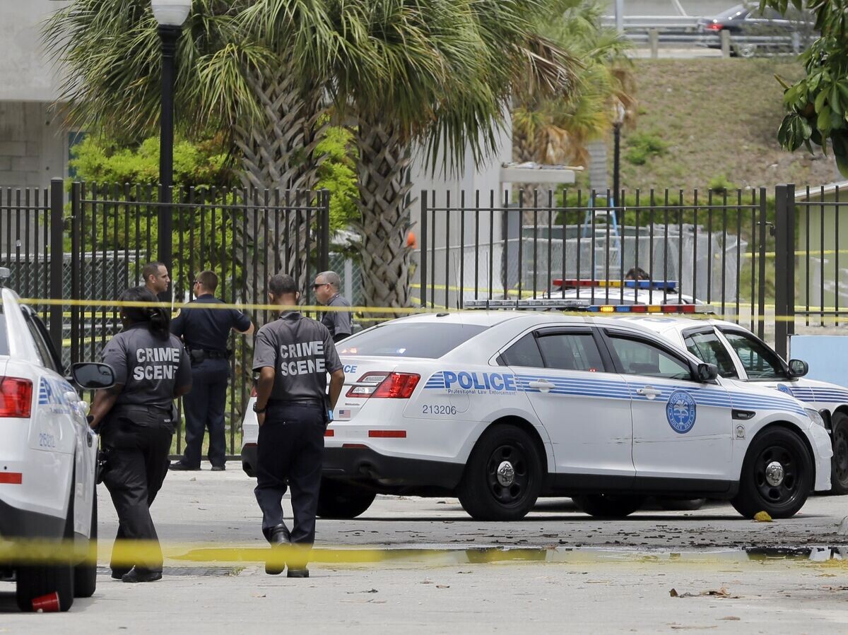    Сотрудники полиции Майами | © AP Photo / Alan Diaz