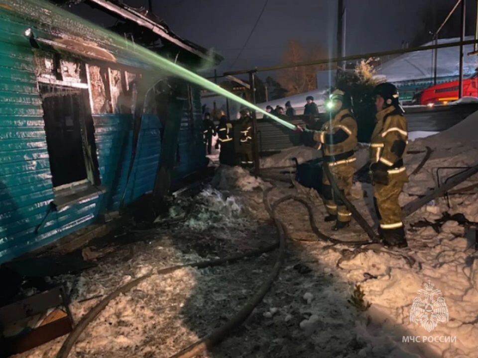    Пожар в проезде Колыванском. Источник: ГУ МЧС России по Алтайскому краю