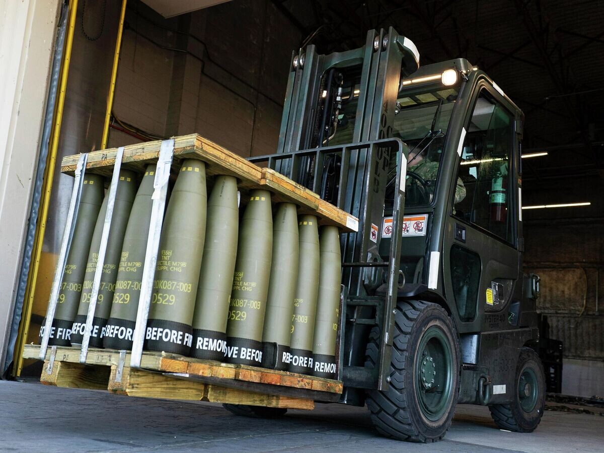    155-миллиметровые снаряды, предназначенные для Украины, на американской авиабазе Дувр | © AP Photo / Alex Brandon