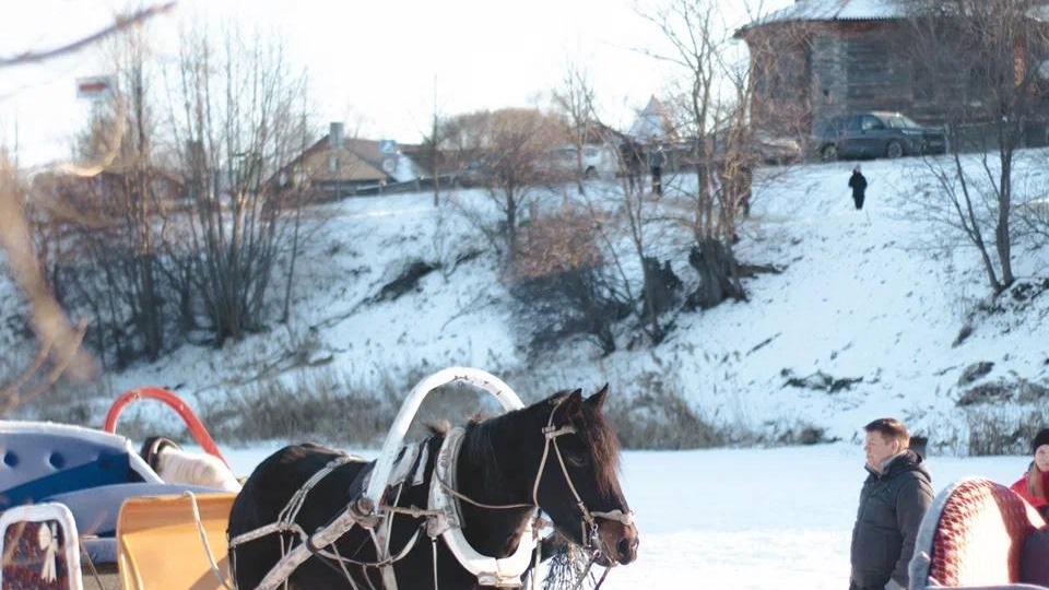 Палки, поцелуи, лошади - зимние забавы Суздаля