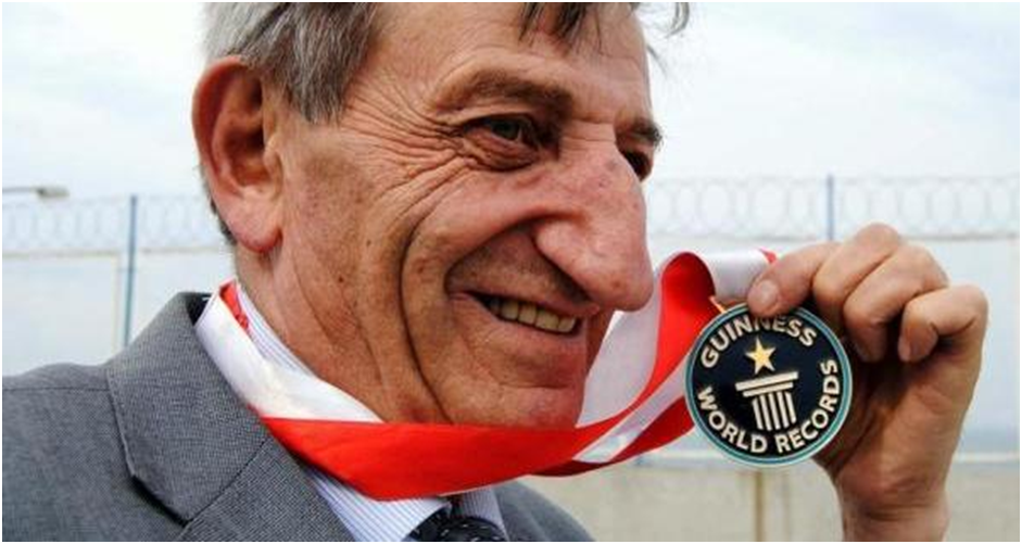 Мехмет Юзерек (Турция) с чемпионским (2010 г.) носом 8.8 см от лба до кончика