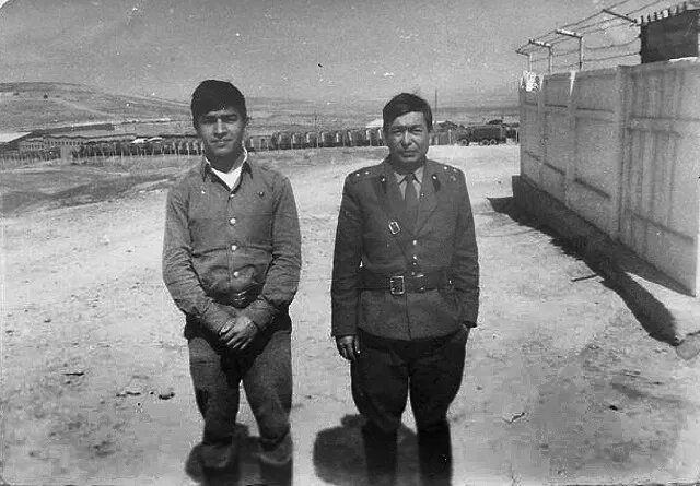 Начкар выездного караула прапорщик и солдат РПЦ  на Золотом ключике". За спиной охраняемый объект. Фото Юрия Назарова.