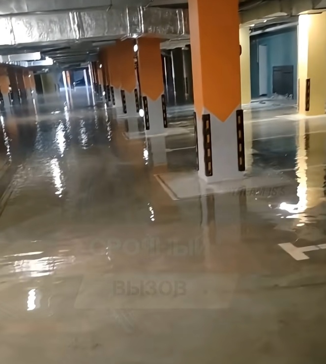 Затопленная парковка.