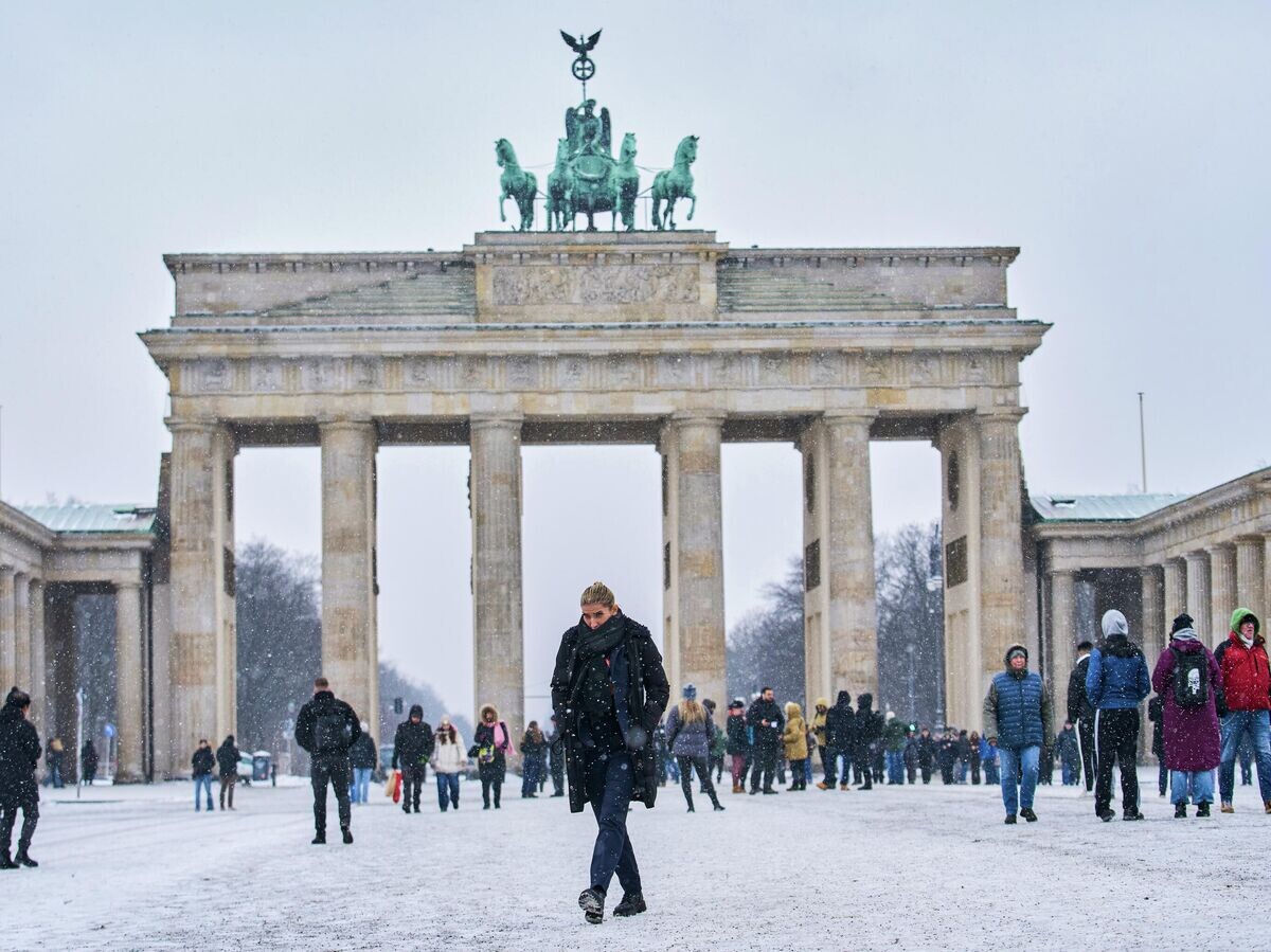    Люди возле Бранденбургских ворот в Берлине | © AP Photo / Ebrahim Noroozi