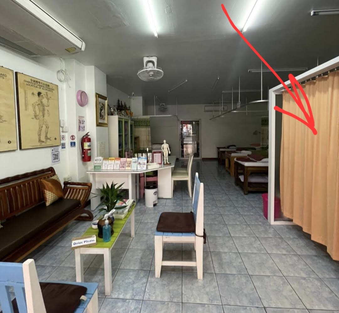 Там за ширмой лежит и получает сеанс лечебной иглотерапии моя читательница  Таня. 