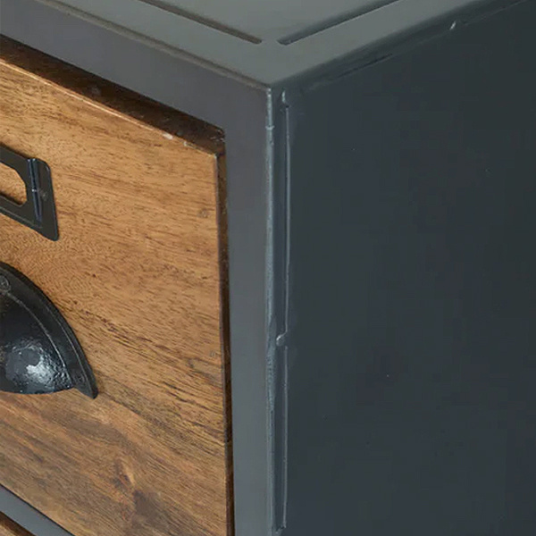 Не просто хранилище, а манифест порядка, где индустриальный шарм стального корпуса встречается с теплом и долговечностью натурального дерева.