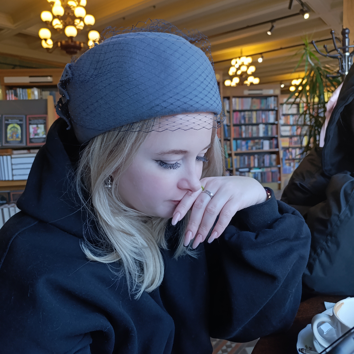 Анюточке идёт моя шляпка