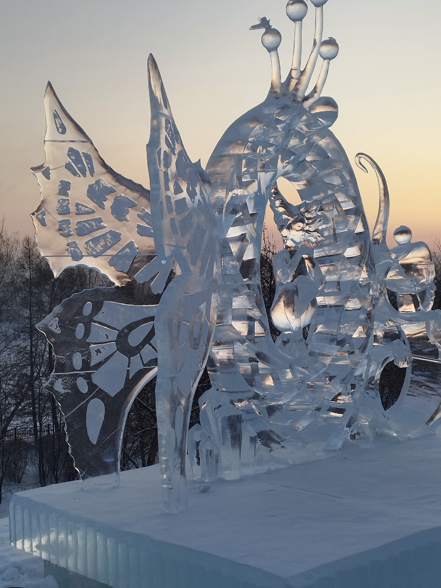 Картинок, подходящих тематически к сегодняшней статье, у меня нет. Зато есть фографии ледовых скульптур, сотворённых в рамках фестиваля "Волшебный лёд Сибири". Скульптура называется "Рождение музы". Красиво, правда?