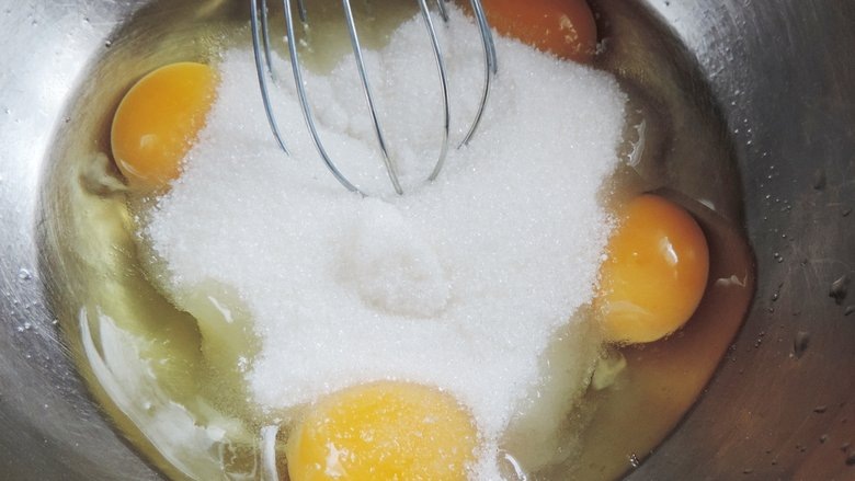 Смешивание яиц сахара и соли 