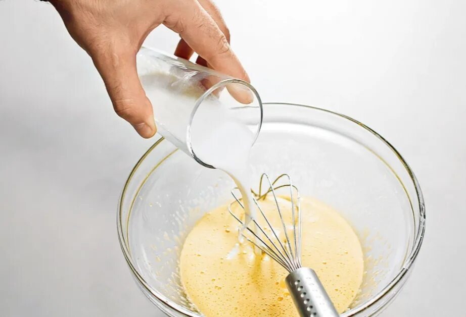 Добавление молока и муки в тесто