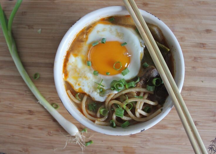 🥙 1. Лапша рамен экспресс (8 мин, 120 руб)  Залейте лапшу кипятком + яйцо + лук. Соевый соус + имбирь. Калорий: ~320.  Совет: Кунжутное масло — секрет аромата!