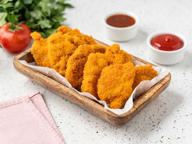 
🍳 2. Куриные наггетсы в кляре (12 мин)  
Курица кубиками → яйцо + панировка → жарка. Кетчуп с соевым. Калорий: ~400.  
Лайфхак: Добавьте чили для азиатского фаера.
