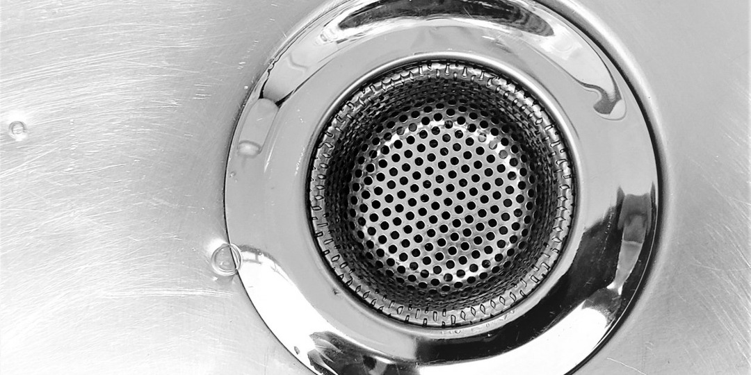 Заливаю мощную смесь в слив на 15 минут — волосы, жир и гниль растворились без следа