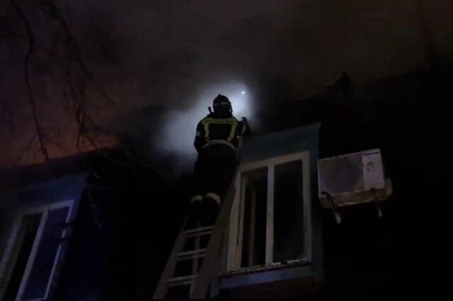    Пожарные тушат кровлю дома. Фото: ГУ МЧС России по Астраханской области/ Скриншот видео из канала ведомства